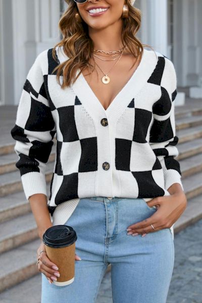 Elevate Your Everyday Style with the V-Neck Checkered Knitted Sweater